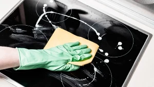 Płytę indukcyjną czyszczę tylko tym. Usuwa nawet przypalony brud i nie rysuje powierzchni