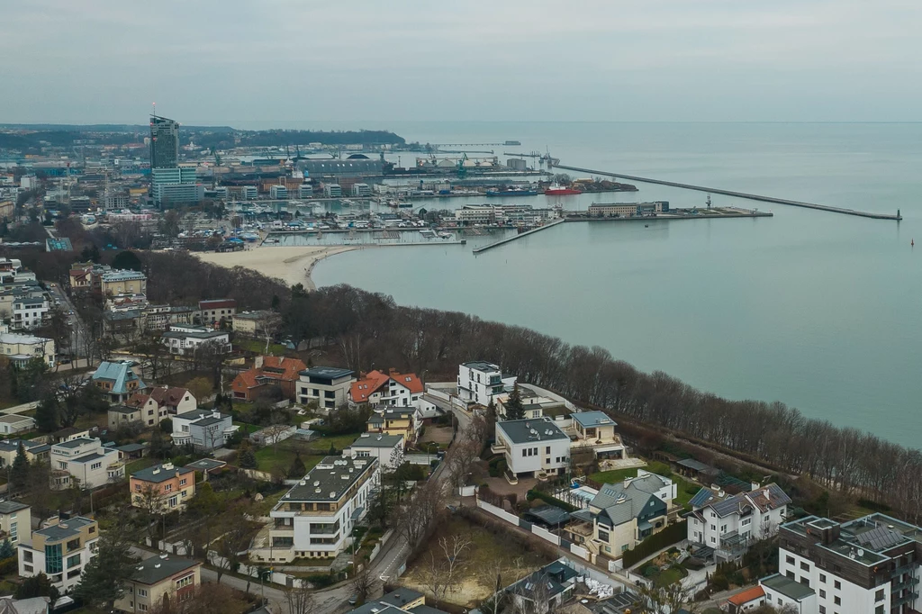 Widok z lotu ptaka na śródmieście. Widać Molo Południowe, oraz Molo Rybackie z SeaTowers u nasady