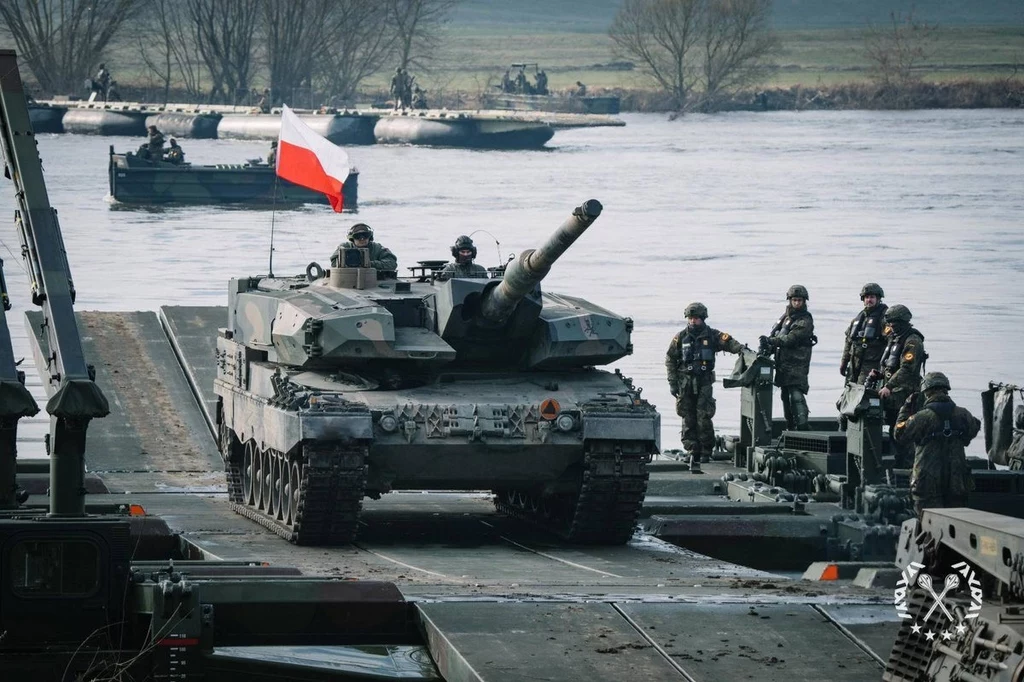 Czołg Leopard 2PL na ćwiczeniach Dragon-24. Obok nich z zasobów Wojska Polskiego w ćwiczeniach biorą udział Leopardy 2A5