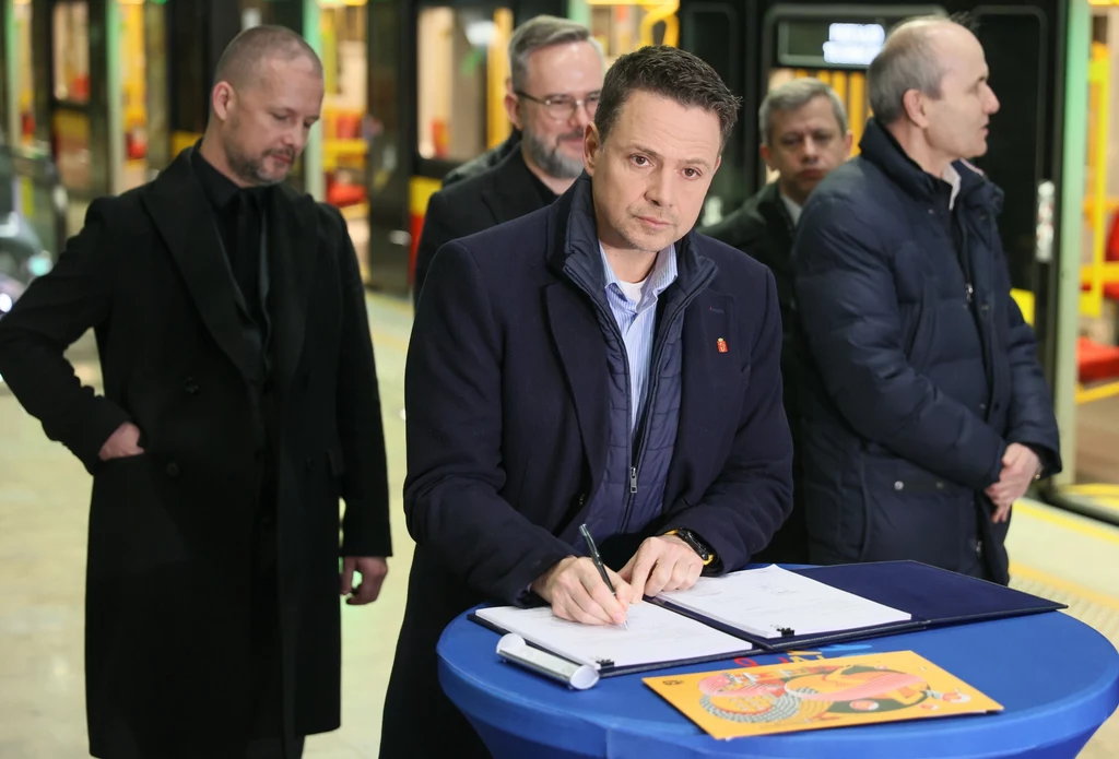 Rafał Trzaskowski podpisujący umowę na projekt linii M3 Rafał Trzaskowski podpisujący umowę na projekt linii M3
