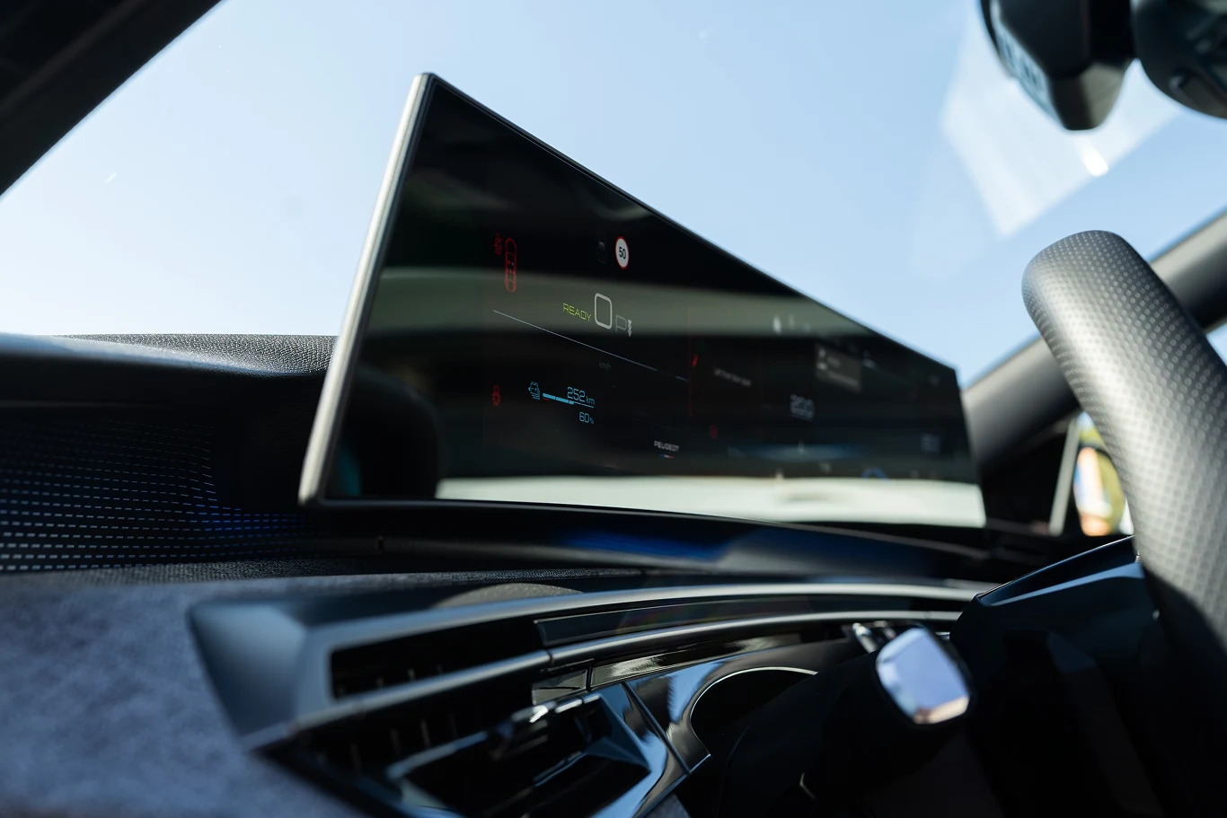 Zagięty wyświetlacz robi na żywo bardzo dobre wrażenie. Kierowca odnosi wrażenie, jakby ekran lewitował nad deską rozdzielczą