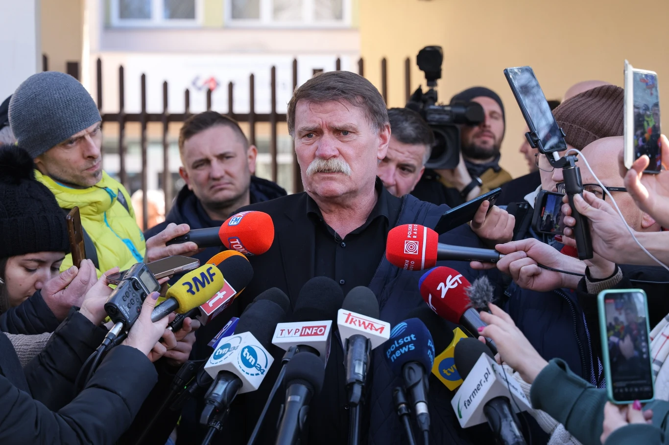 Rolnik Andrzej Sobociński podczas wypowiedzi dla mediów przed Centrum Dialog w Warszawie, gdzie odbyło się spotkanie premiera z rolnikami Rolnik Andrzej Sobociński podczas wypowiedzi dla mediów przed Centrum Dialog w Warszawie, gdzie odbyło się spotkanie premiera z rolnikami