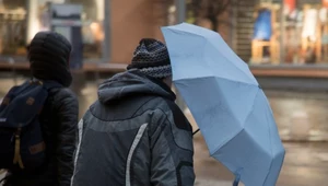 Mieszkańcy niektórych regionów Polski nie powinni w niedzielę zapominać o parasolach