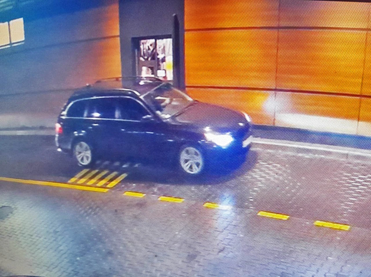Pijany kierowca BMW zgłodniał, więc przyjechał zamówić coś w restauracji fast food Pijany kierowca BMW zgłodniał, więc przyjechał zamówić coś w restauracji fast food