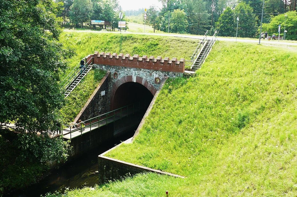 Akwedukt w Fojutowie. Jest wzorowany na rzymskich budowlach hydrotechnicznych.