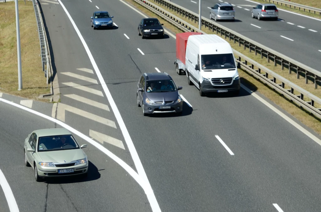 Czy można wyprzedzać na autostradzie z prawej strony?