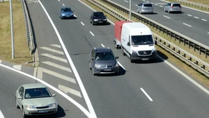 Czy można wyprzedzać prawym pasem na autostradzie? Zasada jest jedna