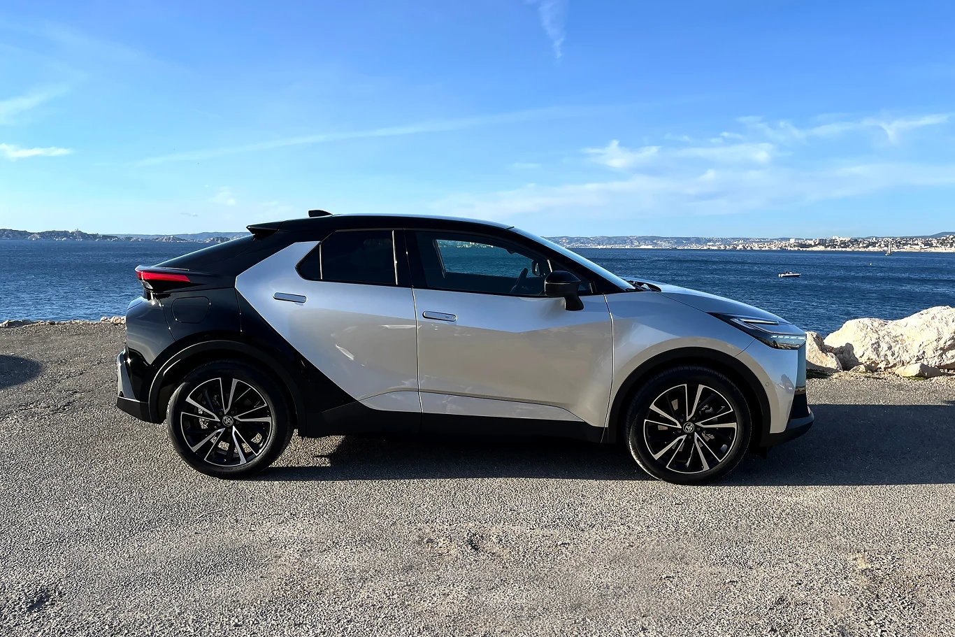 Po raz pierwszy w gamie CH-R pojawił się napęd Plug-in Hybrid. Po raz pierwszy w gamie CH-R pojawił się napęd Plug-in Hybrid.