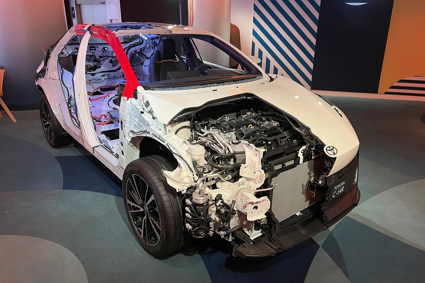 Układ napędowy C-HR Plug-in Hybrid to 2-litrowy silnik benzynowy oraz motor elektryczny. Układ napędowy C-HR Plug-in Hybrid to 2-litrowy silnik benzynowy oraz motor elektryczny.