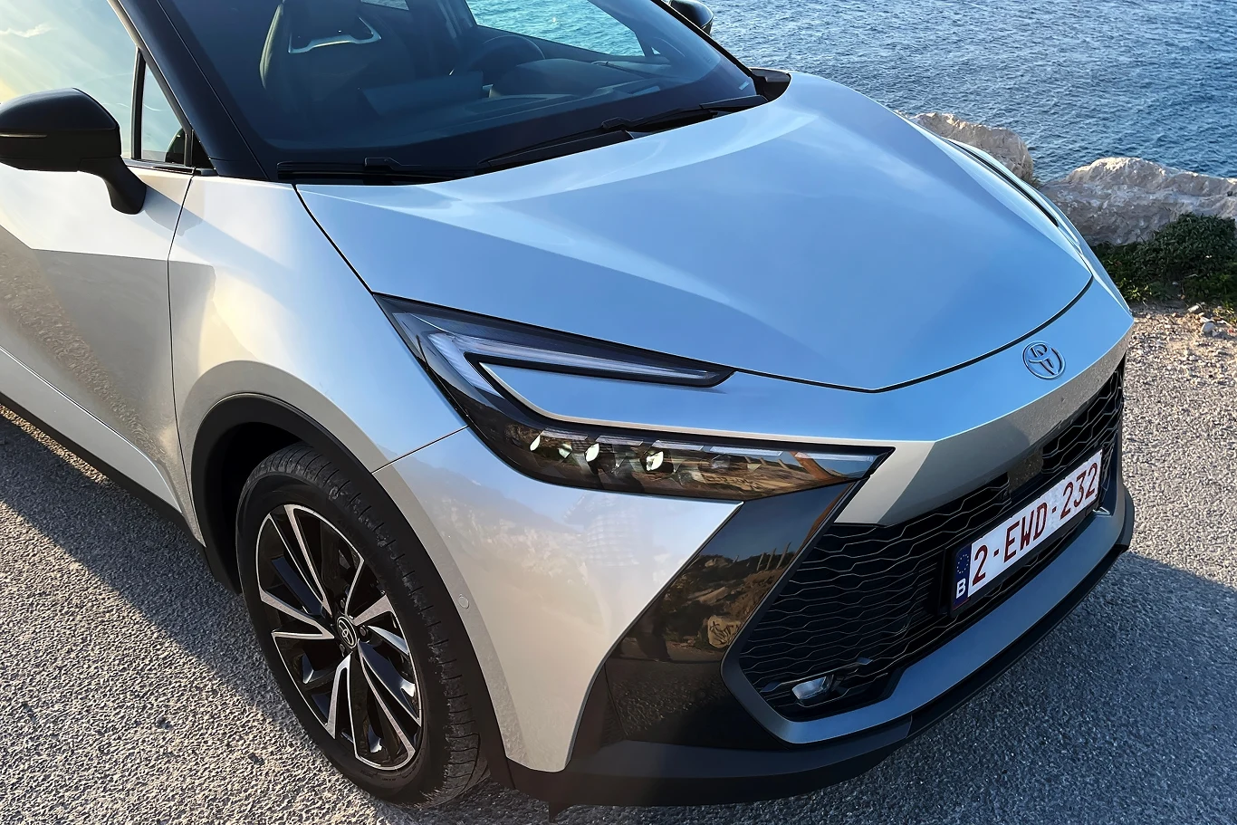 C-HR drugiej generacji jest mocno podobny do elektrycznego bZ4X. C-HR drugiej generacji jest mocno podobny do elektrycznego bZ4X.