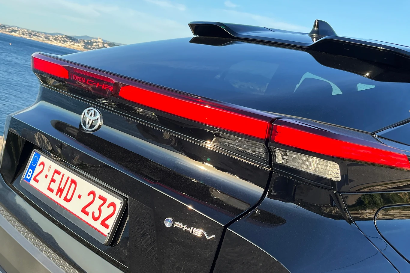 Toyota C-HR ma podświetlane logo na klapie bagażnika. Toyota C-HR ma podświetlane logo na klapie bagażnika.