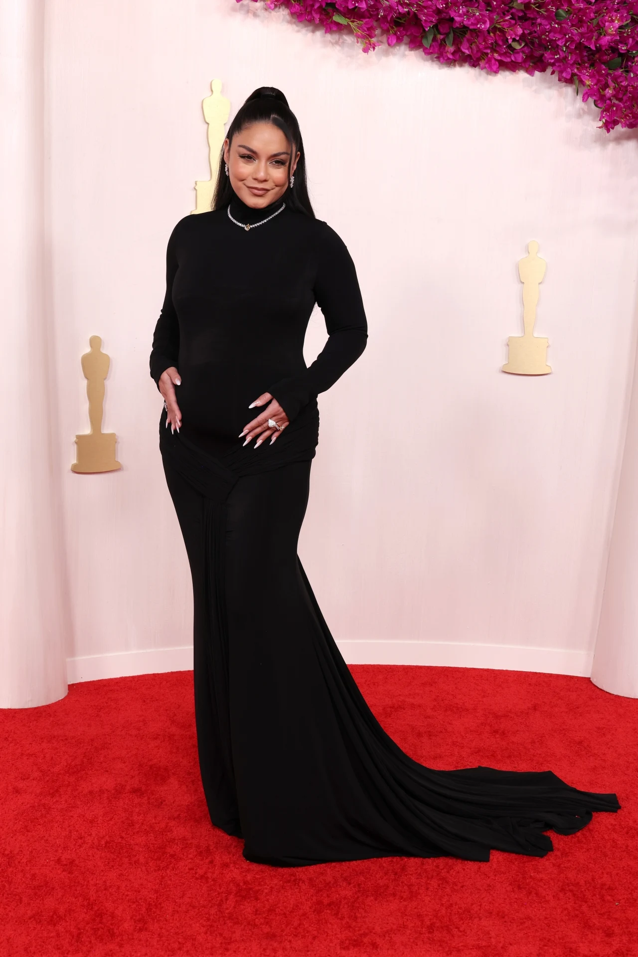 Vanessa Hudgens na czerwonym dywanie pochwaliła się ciążowym brzuszkiem