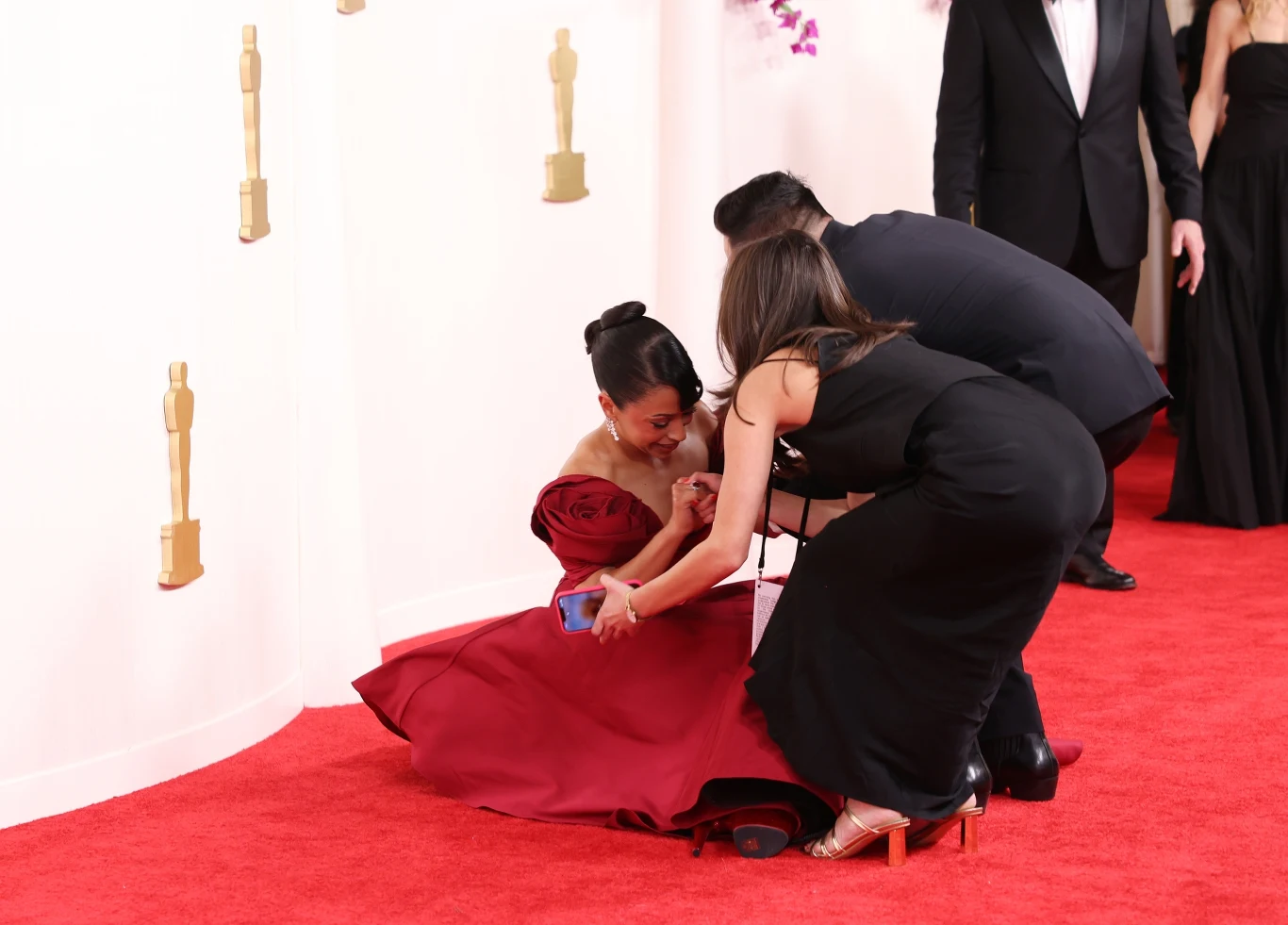 Nawet na oscarowym czerwonym dywanie zdarzają się wypadki. Liza Koshy potrzebowała pomocy