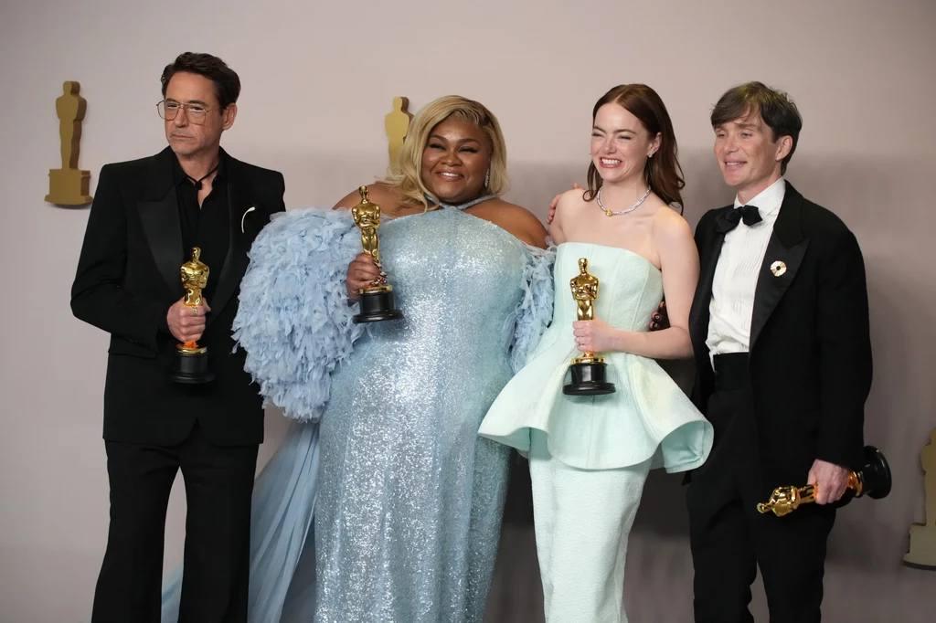 Robert Downey Jr., zdobywca nagrody dla najlepszego aktora drugoplanowego za „Oppenheimer”, Da'Vine Joy Randolph, zdobywczyni nagrody dla najlepszej aktorki drugoplanowej za „The Holdovers”, Emma Stone, zdobywczyni nagrody dla najlepszej aktorki pierwszoplanowej za „Poor Things” i Cillian Murphy, zdobywczyni nagrody dla najlepszego aktora pierwszoplanowego za „Oppenheimer”, na scenie w sali prasowej podczas 96. dorocznej ceremonii wręczenia Oscarów w Ovation Hollywood