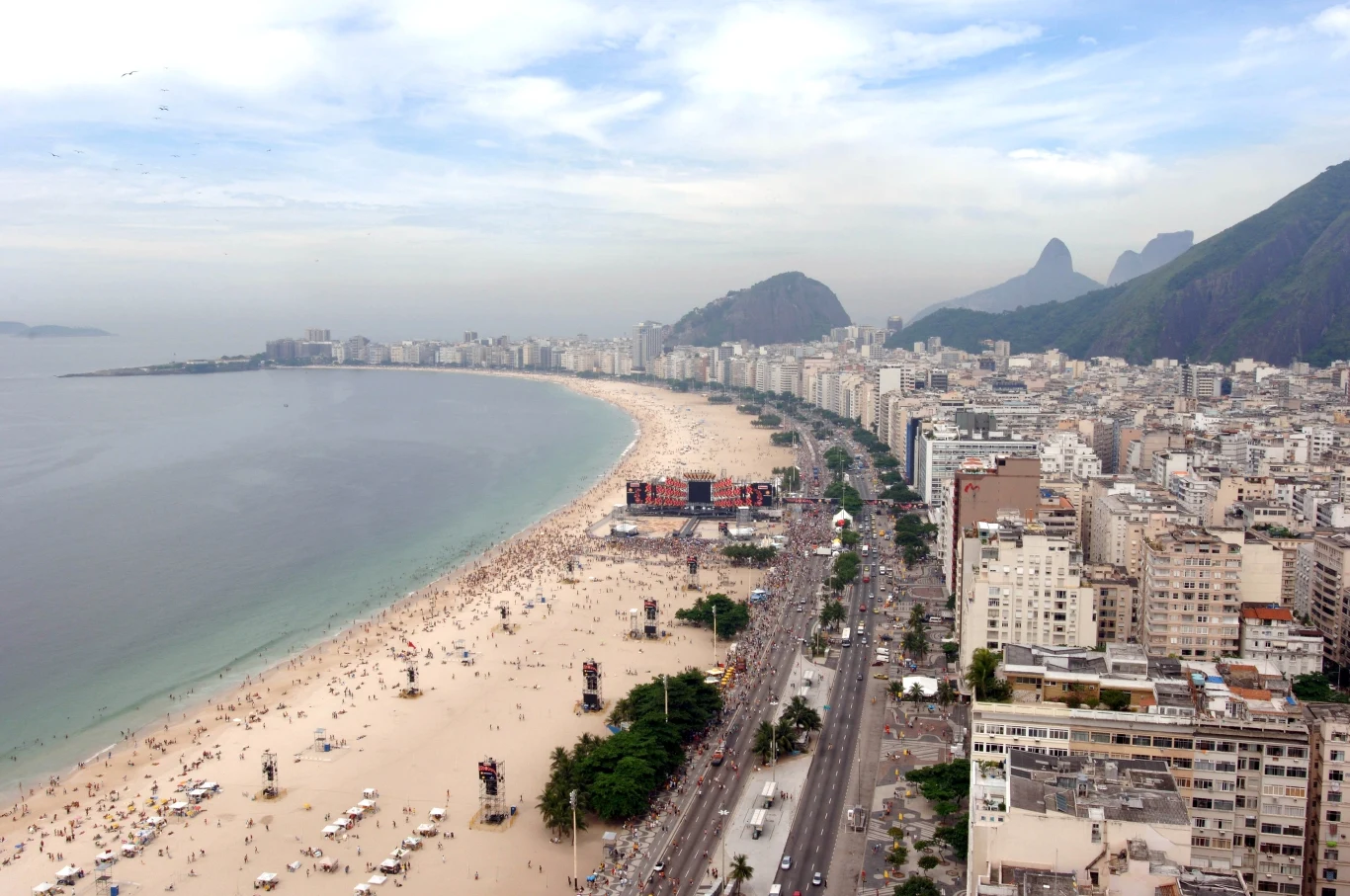 Plaża Copacabana, na której ma odbyć się koncert Madonny. Zdjęcie z przygotowań do koncertu The Rolling Stones w 2006 roku Plaża Copacabana, na której ma odbyć się koncert Madonny. Zdjęcie z przygotowań do koncertu The Rolling Stones w 2006 roku