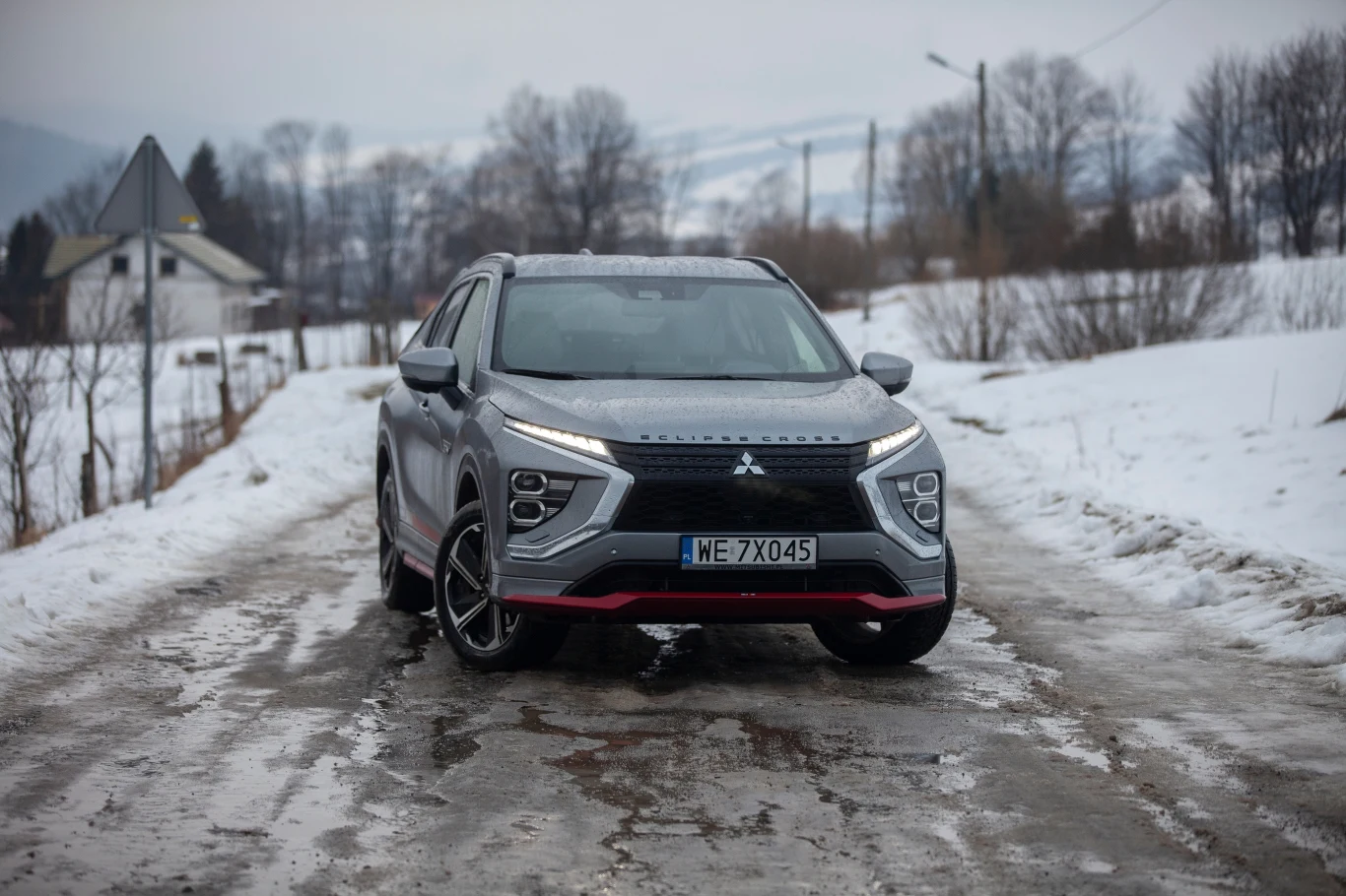 Czerwone wstawki pakietu Ralliart uatrakcyjniają wygląd Eclipse Crossa