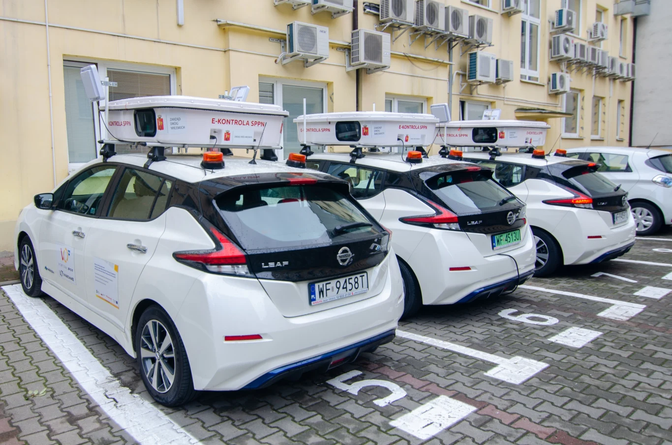 Samochody e-kontroli to elektryczne Nissany Leaf