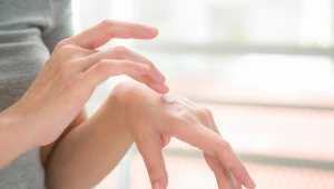 Dłonie będą aksamitnie gładkie. Wystarczy zmieszać ze sobą kilka niedrogich składników 