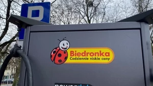 Biedronka zmienia swoje parkingi. Klientów czeka niespodzianka.