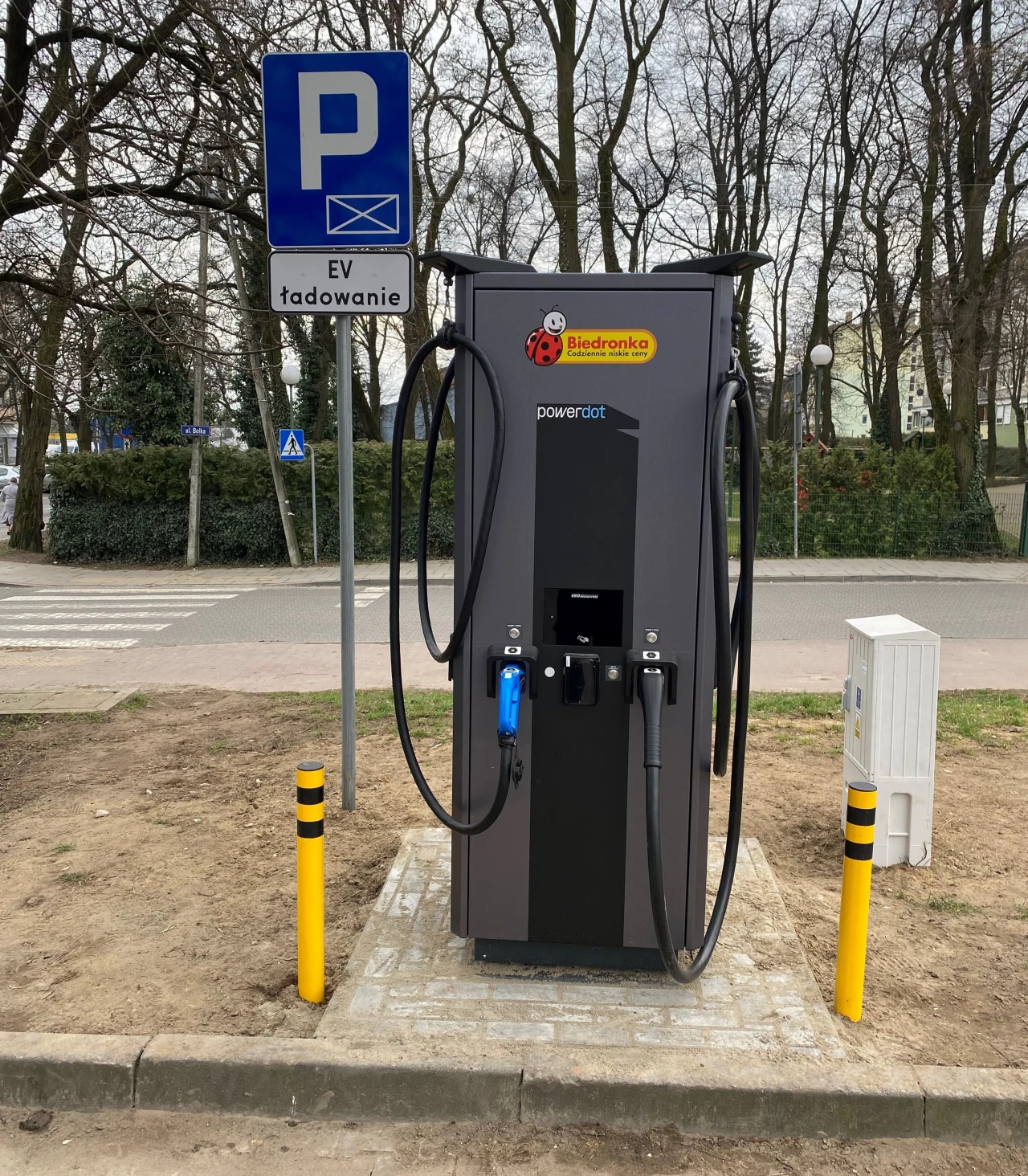 Ładowarka na parkingu Biedronki ustawiona we współpracy z firmą Powerdot.
