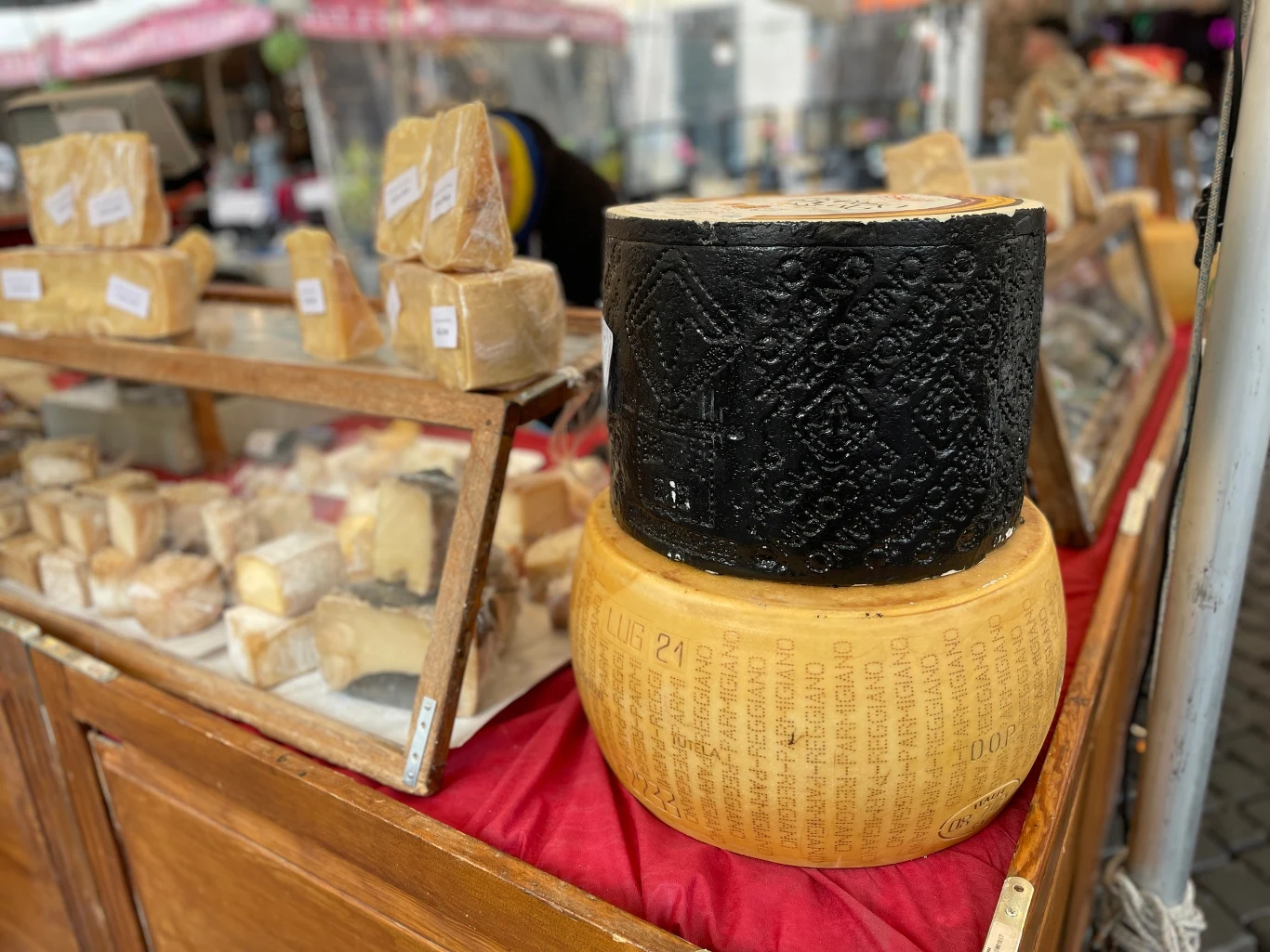 Pecorino Romano z charakterystyczną czarną skórką. Najbardziej rzymski z rzymskich serów 