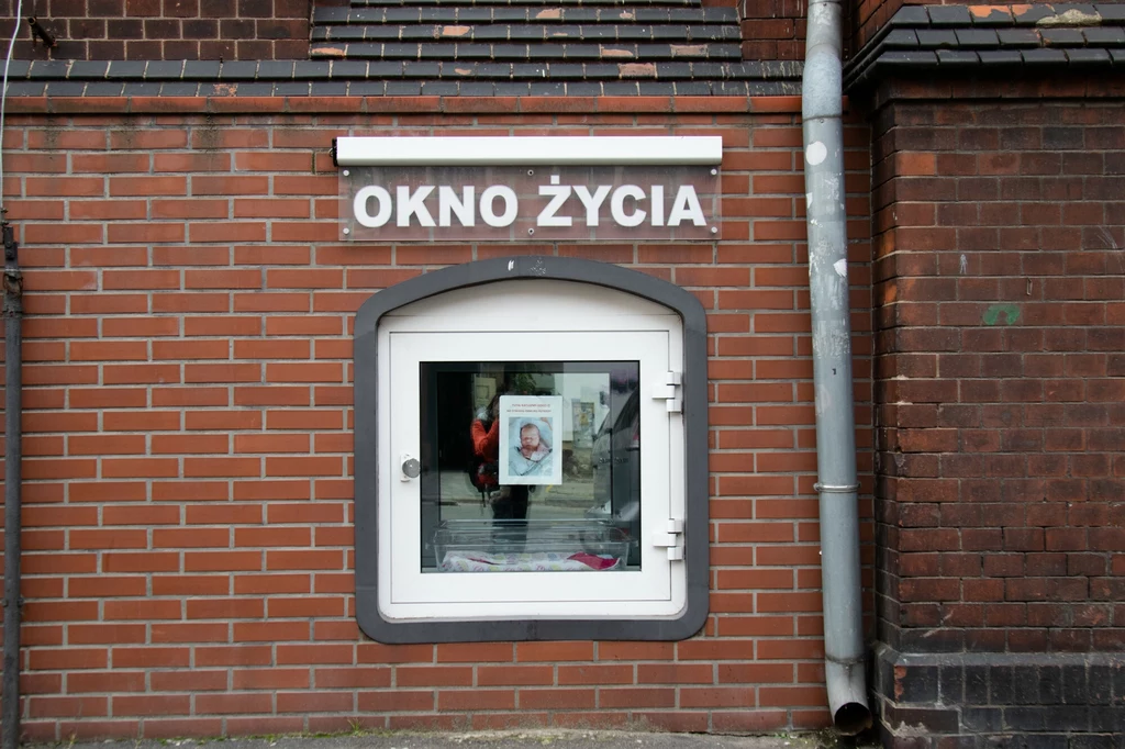 Okno życia przy Klasztorze Sióstr Boromeuszek we Wrocławiu. Znaleziono dziewczynkę Okno życia przy Klasztorze Sióstr Boromeuszek we Wrocławiu. Znaleziono dziewczynkę