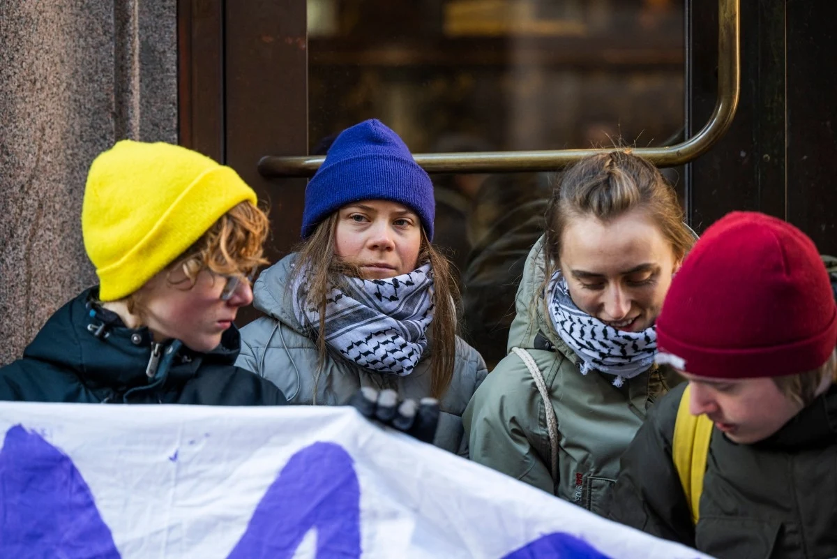 Greta Thunberg (druga z lewej) i aktywiści klimatyczni blokujący wejście do szwedzkiego parlamentu w Sztokholmie Greta Thunberg (druga z lewej) i aktywiści klimatyczni blokujący wejście do szwedzkiego parlamentu w Sztokholmie