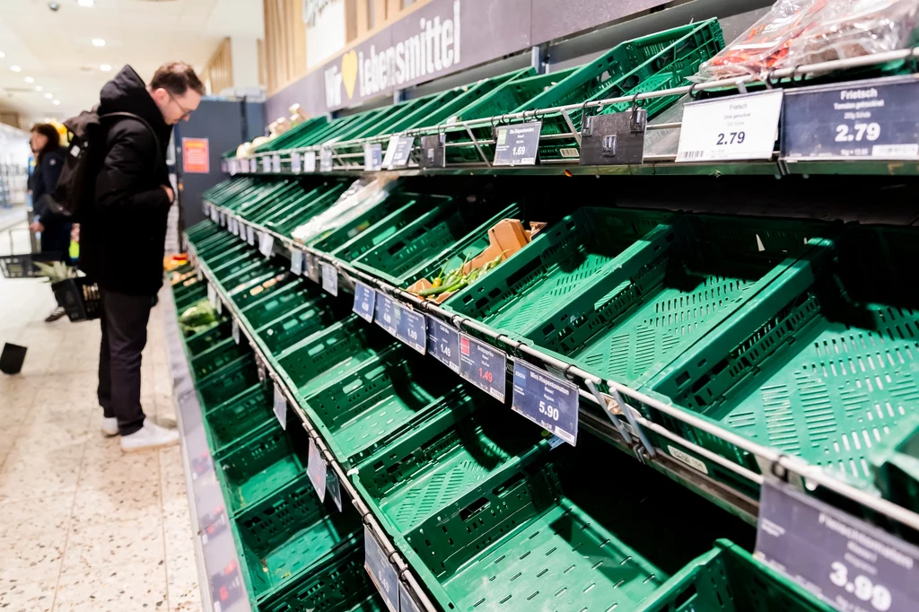 Niemiecka sieć sklepów Edeka mierzy się z problemem wstrzymanych dostaw. Centrum dystrybucyjne firmy zostało odcięte od dostaw energii, podobnie jak pod berlińska fabryka Tesli