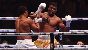 Francis Ngannou (przodem) nie miał pomysłu na zatrzymanie Anthony'ego Joshuy