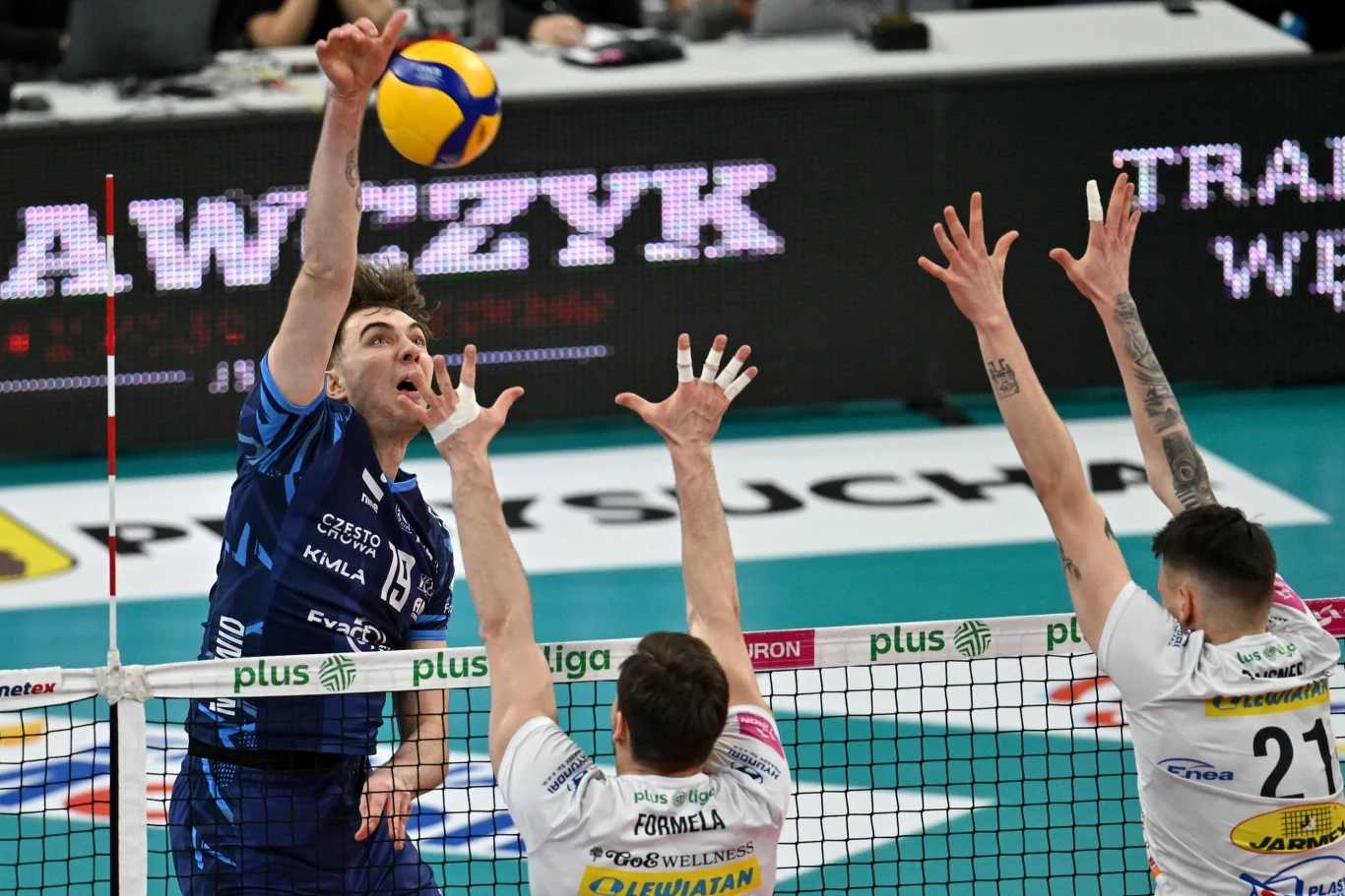 Dawid Dulski próbuje przebić się przez blok Czarnych Radom