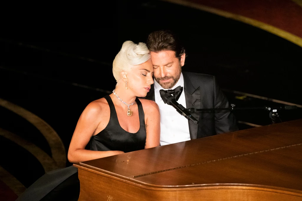 Lady Gaga i Bradley Cooper podczas wykonywania "Shallow" na Oscarach