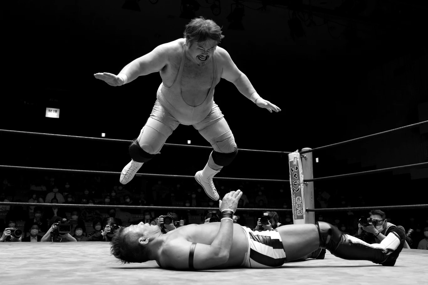 Yutaka Yoshie atakujący Masaaki Mochizukiego