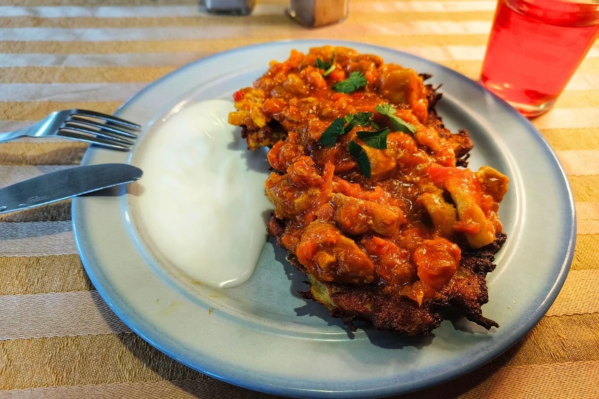 Solidna porcja placków ziemniaczanych. Czuć, że dopiero zostały zdjęte z patelni Solidna porcja placków ziemniaczanych. Czuć, że dopiero zostały zdjęte z patelni