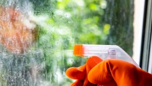 Wlej odrobinę do wiadra z wodą. Bez problemu domyjesz nawet bardzo brudne okna 