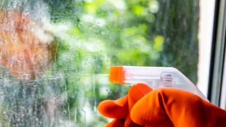 Jak skutecznie umyć bardzo brudne okna? Sięgnij po ten specyfik z apteki.