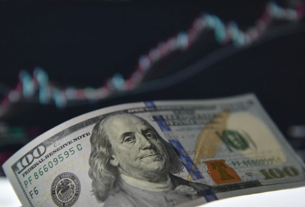 Dolar i euro osłabione.