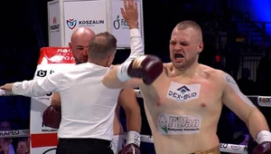 Kacper Meyna w momencie przerwania walki z Adamem Kownackim i odniesieniu najcenniejszego zwycięstwa w zawodowej karierze