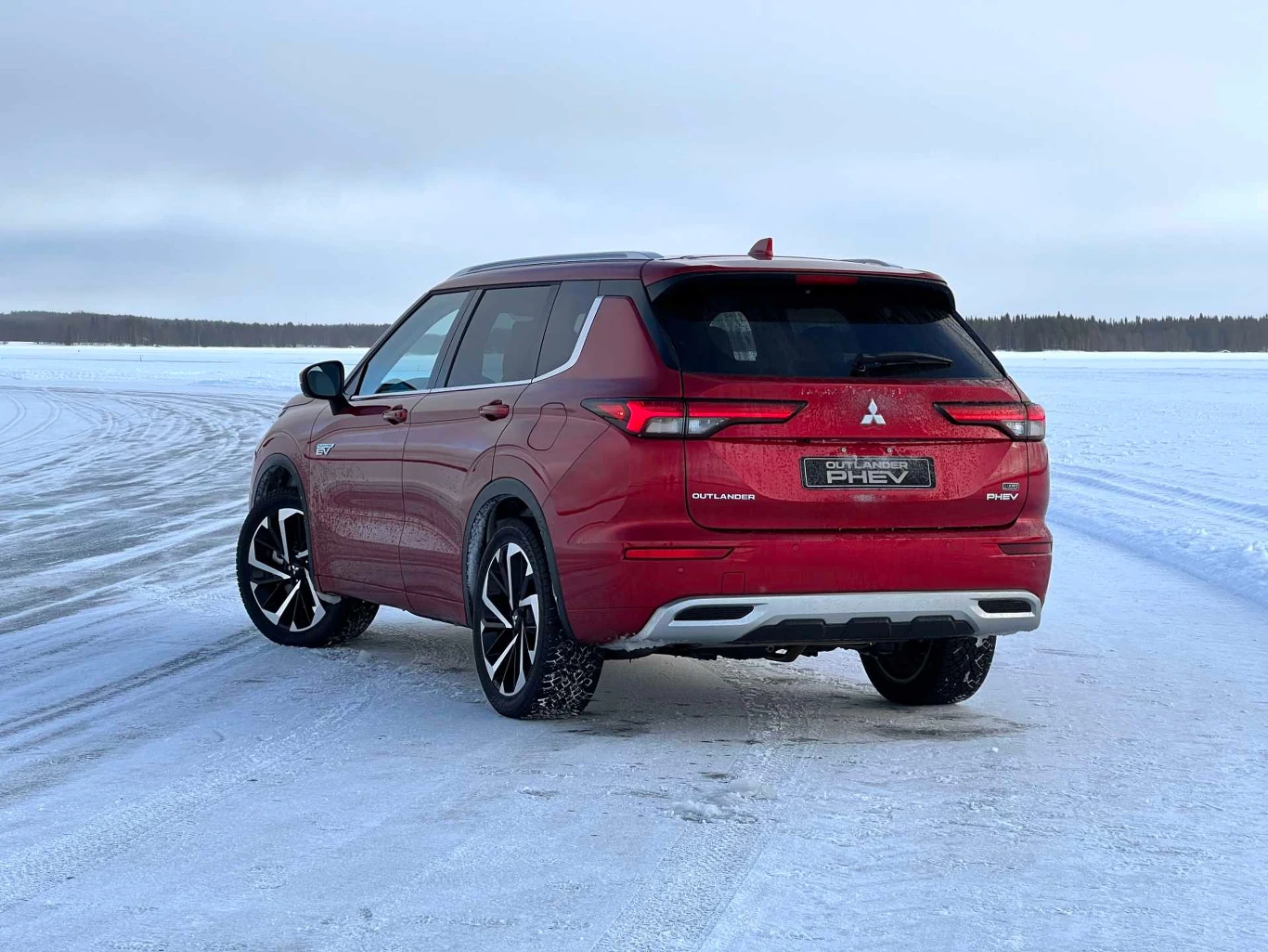 Outlander dostępny będzie wyłącznie jako hybryda plug-in - ładowana z gniazdka