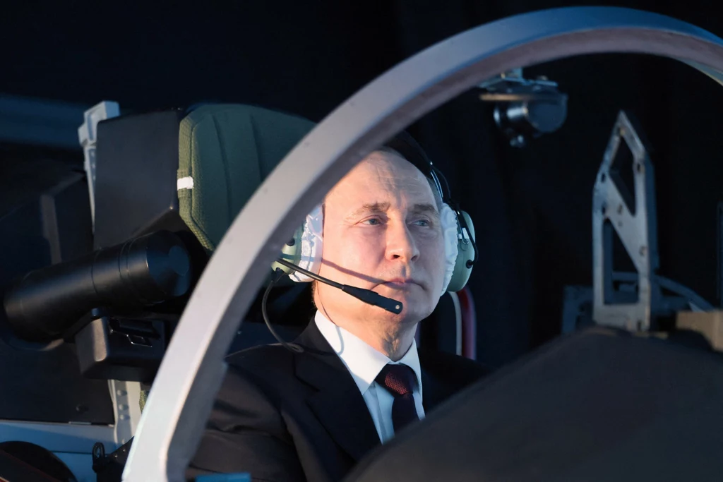 Rosja produkuje trzy razy więcej pocisków artyleryjskich niż USA i Europa. Na zdjęciu: Prezydent Rosji Władimir Putin podczas wizytacji wojskowej szkoły lotniczej w Krasnodarze. Zdjęcie ilustracyjne Rosja produkuje trzy razy więcej pocisków artyleryjskich niż USA i Europa. Na zdjęciu: Prezydent Rosji Władimir Putin podczas wizytacji wojskowej szkoły lotniczej w Krasnodarze. Zdjęcie ilustracyjne
