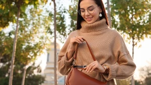 Już nie listonoszki. Tej wiosny to będzie najmodniejsza torebka. Możesz ją stylizować na wiele sposobów 