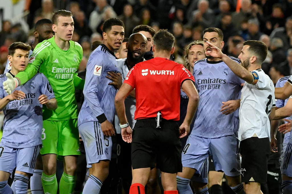 Sędzia Jesus Gil Manzano znalazł się pod ostrzałem krytyki po zakończeniu marcowego meczu Valencia - Real Madryt Sędzia Jesus Gil Manzano znalazł się pod ostrzałem krytyki po zakończeniu marcowego meczu Valencia - Real Madryt