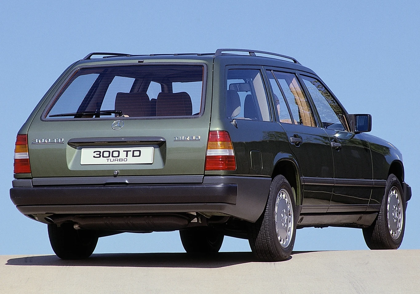 Jeśli auto nie jest zarejestrowane jako zabytkowe, podatek za takiego Mercedesa wynosi dziś w Niemczech aż 820 euro czyli ponad 3,5 tys. zł Jeśli auto nie jest zarejestrowane jako zabytkowe, podatek za takiego Mercedesa wynosi dziś w Niemczech aż 820 euro czyli ponad 3,5 tys. zł