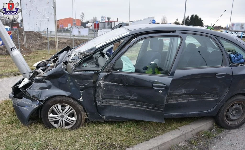 Kierująca Citroenem miała dużo szczęścia, została tylko niegroźnie potłuczona