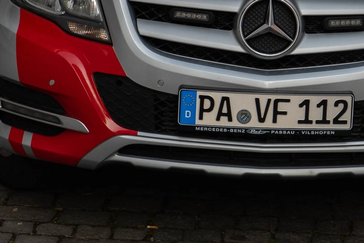 Jedną z charakterystycznych cech niemieckich tablic rejestracyjnych jest czcionka. Jedną z charakterystycznych cech niemieckich tablic rejestracyjnych jest czcionka.