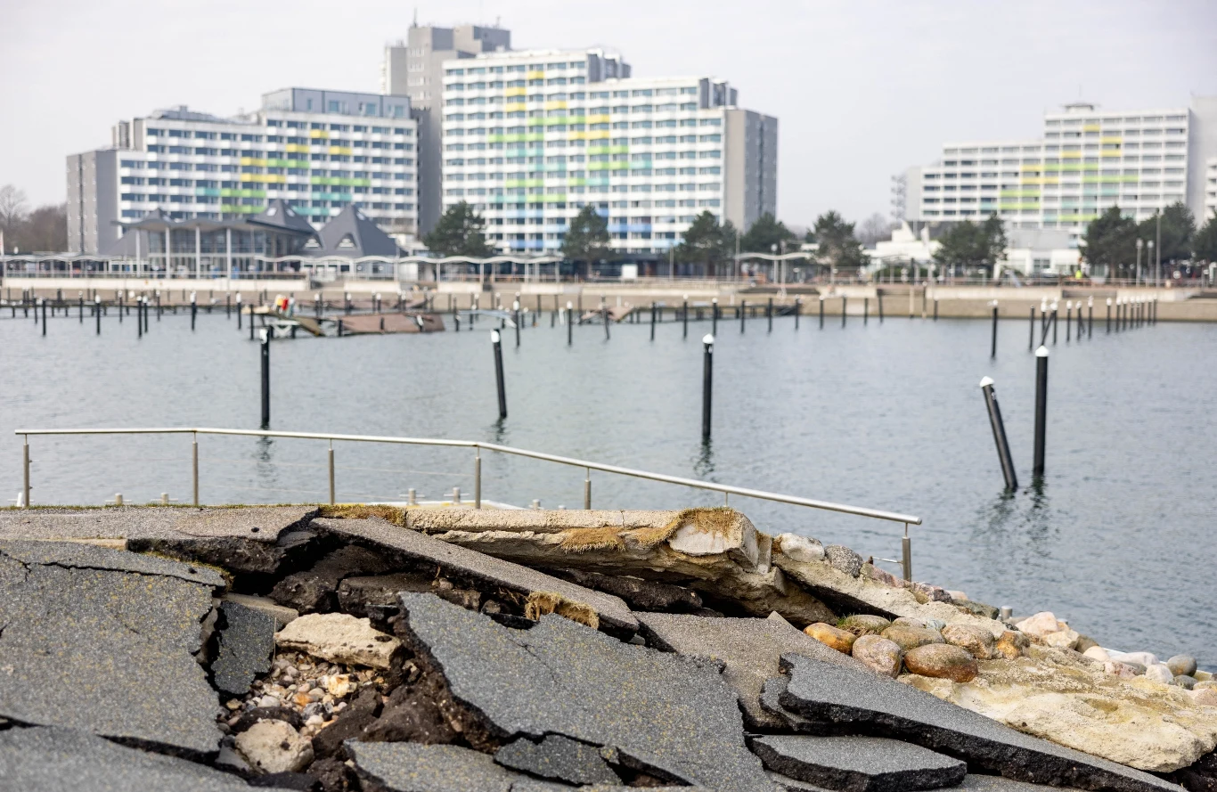 Koszty podnoszenia się mórz i oceanów w Europie mogą dojść do poziomu biliona euro rocznie. Na zdjęciu Szlezwik-Holsztyn po sztormie na Bałtyku Koszty podnoszenia się mórz i oceanów w Europie mogą dojść do poziomu biliona euro rocznie. Na zdjęciu Szlezwik-Holsztyn po sztormie na Bałtyku