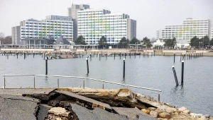Koszty podnoszenia się mórz i oceanów w Europie mogą dojść do poziomu biliona euro rocznie. Na zdjęciu Szlezwik-Holsztyn po sztormie na Bałtyku