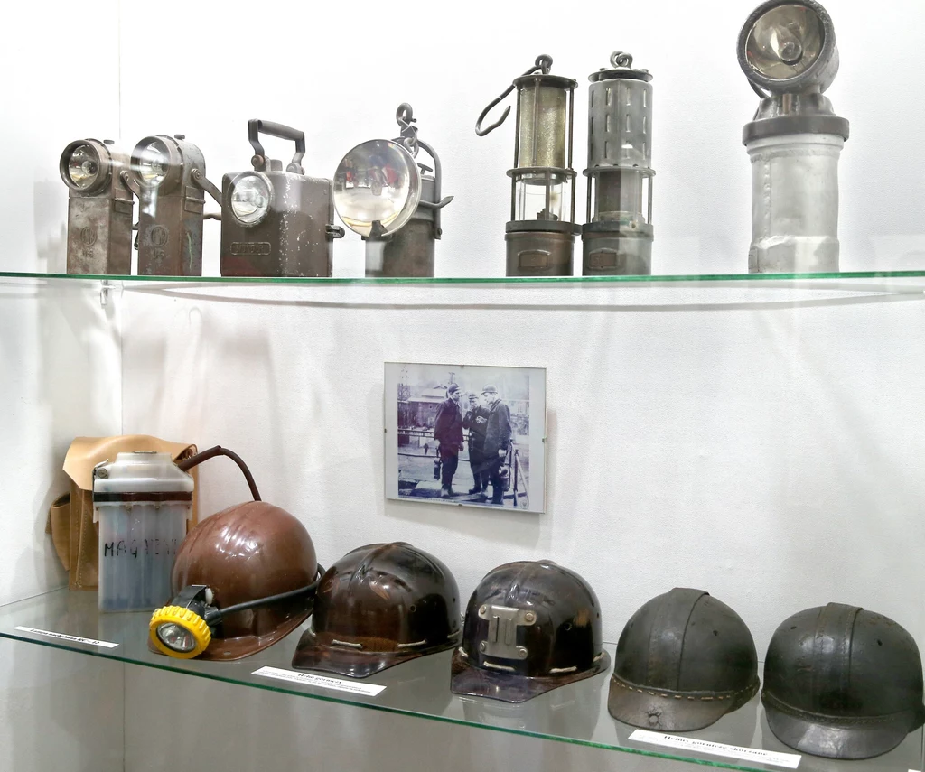 Wśród eksponatów w części muzealnej znajdziemy hełmy oraz lampy używane przez górników w Nowej Rudzie