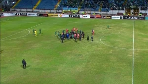 Dramatyczne sceny w trakcie meczu. Reprezentant kraju walczy o życie