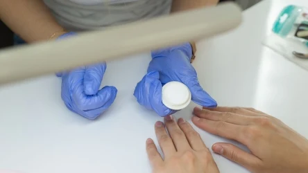 Odkryj manicure tytanowy – mniej szkodzi, dłużej się trzyma. Poznaj sekrety tej techniki