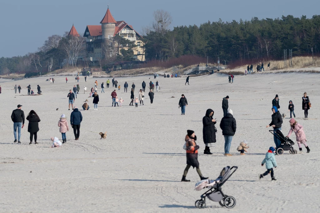 Słoneczna niedziela nad morzem w Łebie przed sezonem